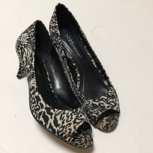 BCBG Heather Black Yuker Print kitten heel size 6